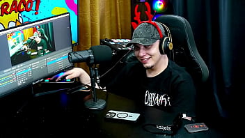 Psy lunar ficou cheia de tesão no meio do podcast começou a se dedar bem gostoso que delicia podcast pápum no barraco