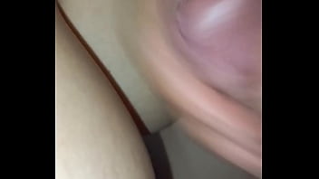 Me estaba tocando bien rico y mi hermanastro me descubre lo dejo que me folle si no le dice a nuestros padres