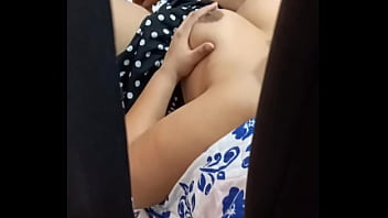 Me estaba tocando bien rico y mi hermanastro me descubre lo dejo que me folle si no le dice a nuestros padres