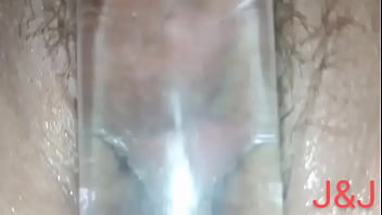 Com muito tesão não aguento e me toco bem gostoso