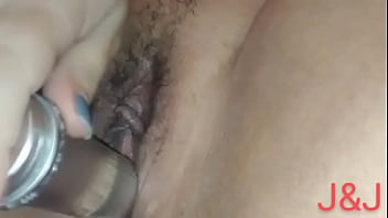 Com muito tesão não aguento e me toco bem gostoso