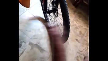 La hago que se emocione