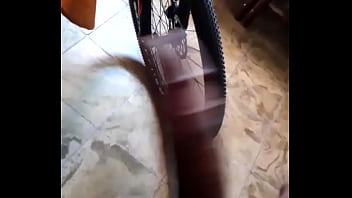 La hago que se emocione