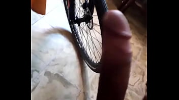 La hago que se emocione