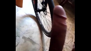 La hago que se emocione