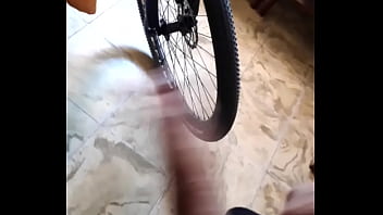 La hago que se emocione