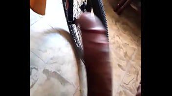 La hago que se emocione