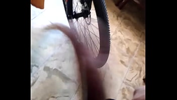 La hago que se emocione