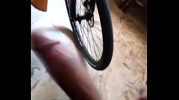 La hago que se emocione