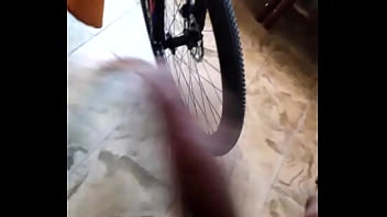 La hago que se emocione