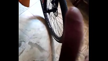 La hago que se emocione