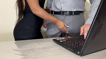 Chupei o pau do meu chefe em troca de aumento tive que engolir o cassete grosso do meu chefe para ganhar aumento de salario foi uma delicia engolir a porra do meu chefe