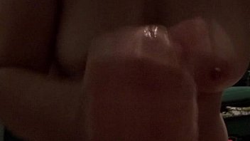 Raposinha fazendo amigo gozar tirando leitinho