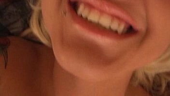 Jeska stretches her pussy to capacity