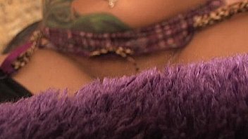 Jeska stretches her pussy to capacity