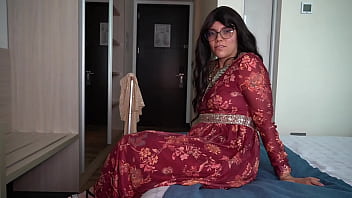 Big ass indian girl gets seduced by sexy guest in the hotel