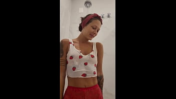 Esposa safada limpando o box e se acabando na siririca ana rothbard