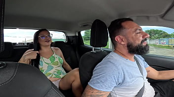 Raquel hot peladinha no carro – grelo grande sexo anal selvagem e foda com dor e tesão