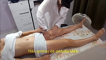 Massagista deixou ruivinha toda molhadinha que acabou pegando no pau dele