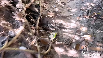 Loirinha safada briga com namorado e vai mamar outro na praia fazendo gozar em público