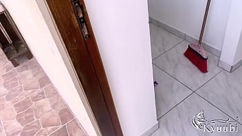 Loirinha safada briga com namorado e vai mamar outro na praia fazendo gozar em público