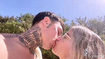 Loirinha safada briga com namorado e vai mamar outro na praia fazendo gozar em público