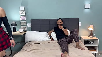 Flagramos o primo da minha namorada nos espiando de dentro do guarda roupa pois bem agora ele vai ter que dar conta de foder duas góticas rabudas