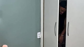 Pegamos o primo da minha namorada nos espiando de dentro do guarda roupa agora ele vai ter que dar conta de foder duas góticas rabudas
