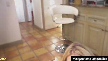 Vicky vette and reagan lush share a cock until they get a cumshot