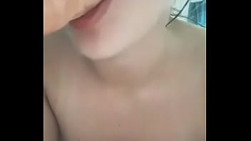 Metendo o brinquedo na boca