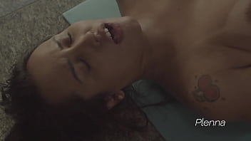 Fui na aula de yoga e ganhei porra na cara e um pau enorme na minha buceta