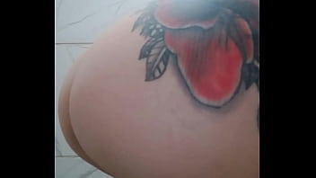 Mijando no banheiro do bar