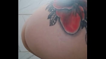 Mijando no banheiro do bar