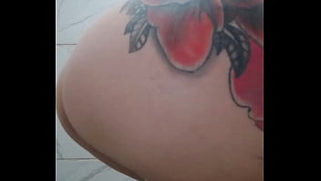 Mijando no banheiro do bar