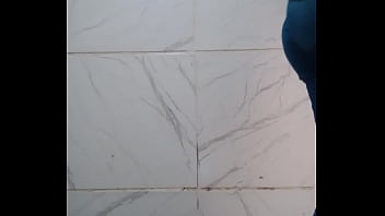 Mijando no banheiro do bar