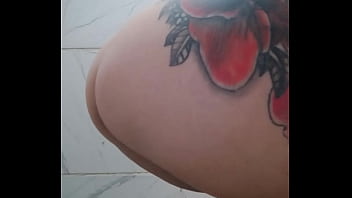 Mijando no banheiro do bar