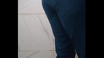 Mijando no banheiro do bar