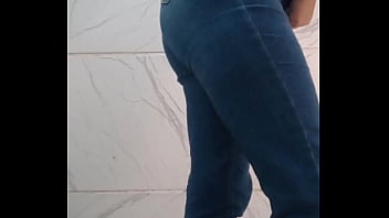 Mijando no banheiro do bar