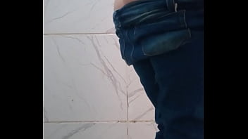 Mijando no banheiro do bar