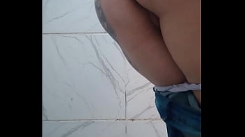 Mijando no banheiro do bar