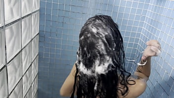 A novinha da minha sobrinha ficou peladinha no banho pra levar muita rola no cuzinho ela adora anal