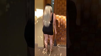 Patroa gostosa bebe leitinho do mini funcionario