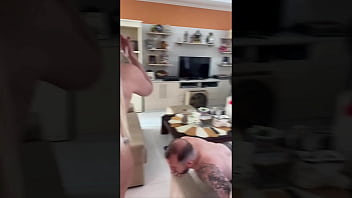 Patroa gostosa bebe leitinho do mini funcionario