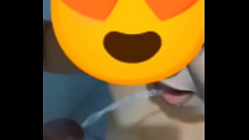 Fui submissa para meu primeiro comedor quis mostrar que eu era boazinha tomei a mijada dele