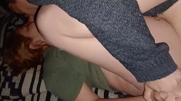 Nos besamos la masturbo y tenemos sexo de misionero