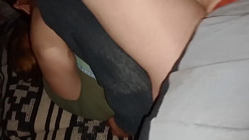 Nos besamos la masturbo y tenemos sexo de misionero