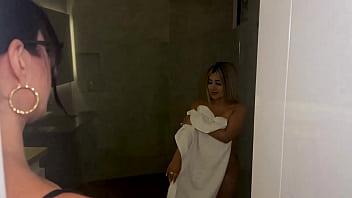 Caliente Milf Latina De Hermosas Tetas Redondas Se Come El Coño Húmedo De Una Rubia Curvy De Enorme Culo En El Baño Caliente Follada Lésbica thumbnail