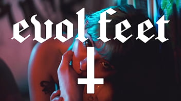 Hot babes love playing feet & pussy