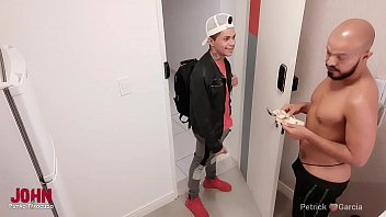 Entregador Cede Aos Encantos Do Cliente thumbnail