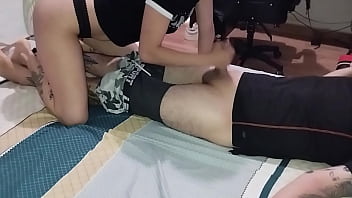 La hermanastra de mi mejor amigo folla muy rico no creeras lo que paso